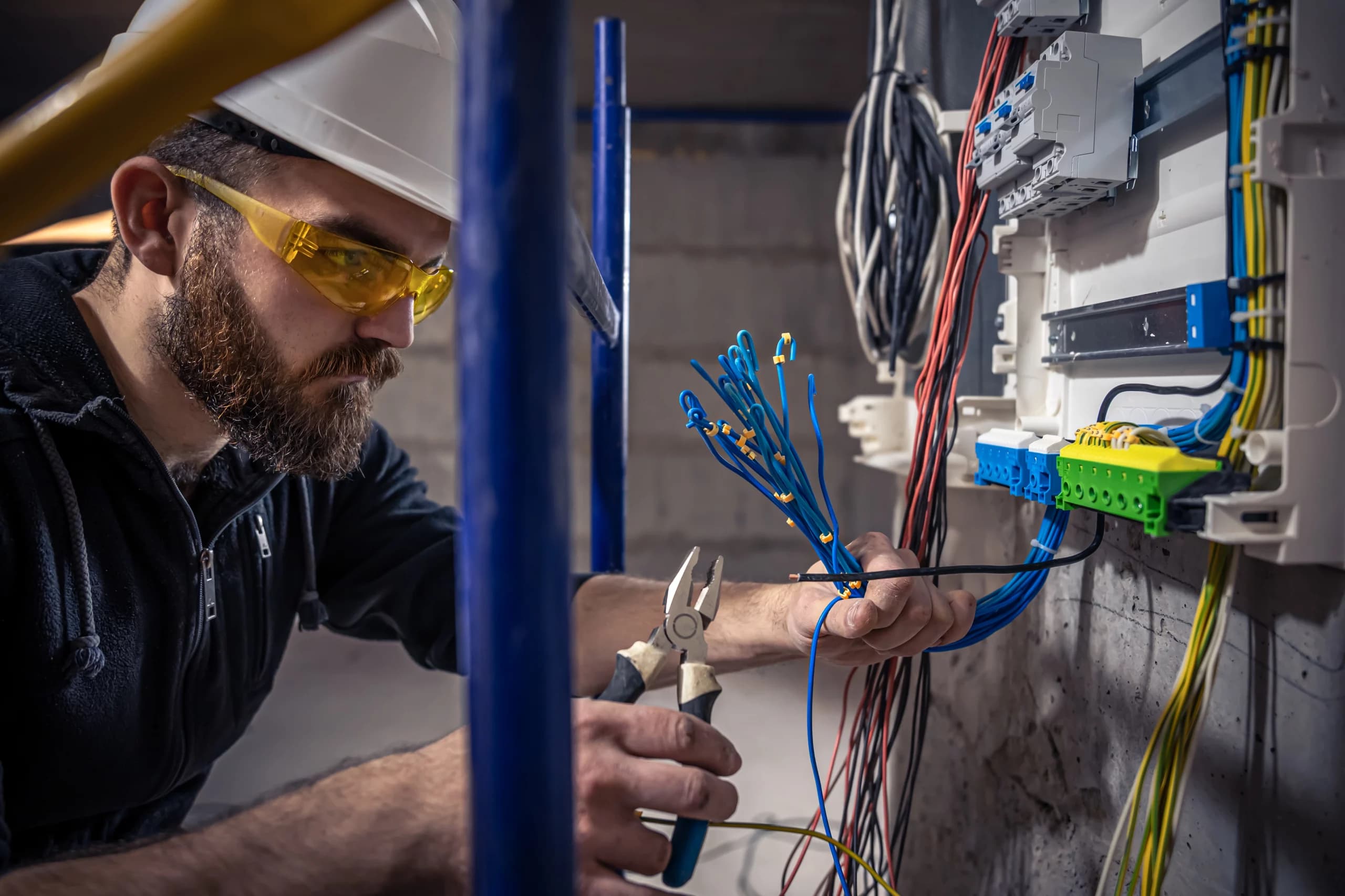 électricien utilisant le logiciel de pointage TIM