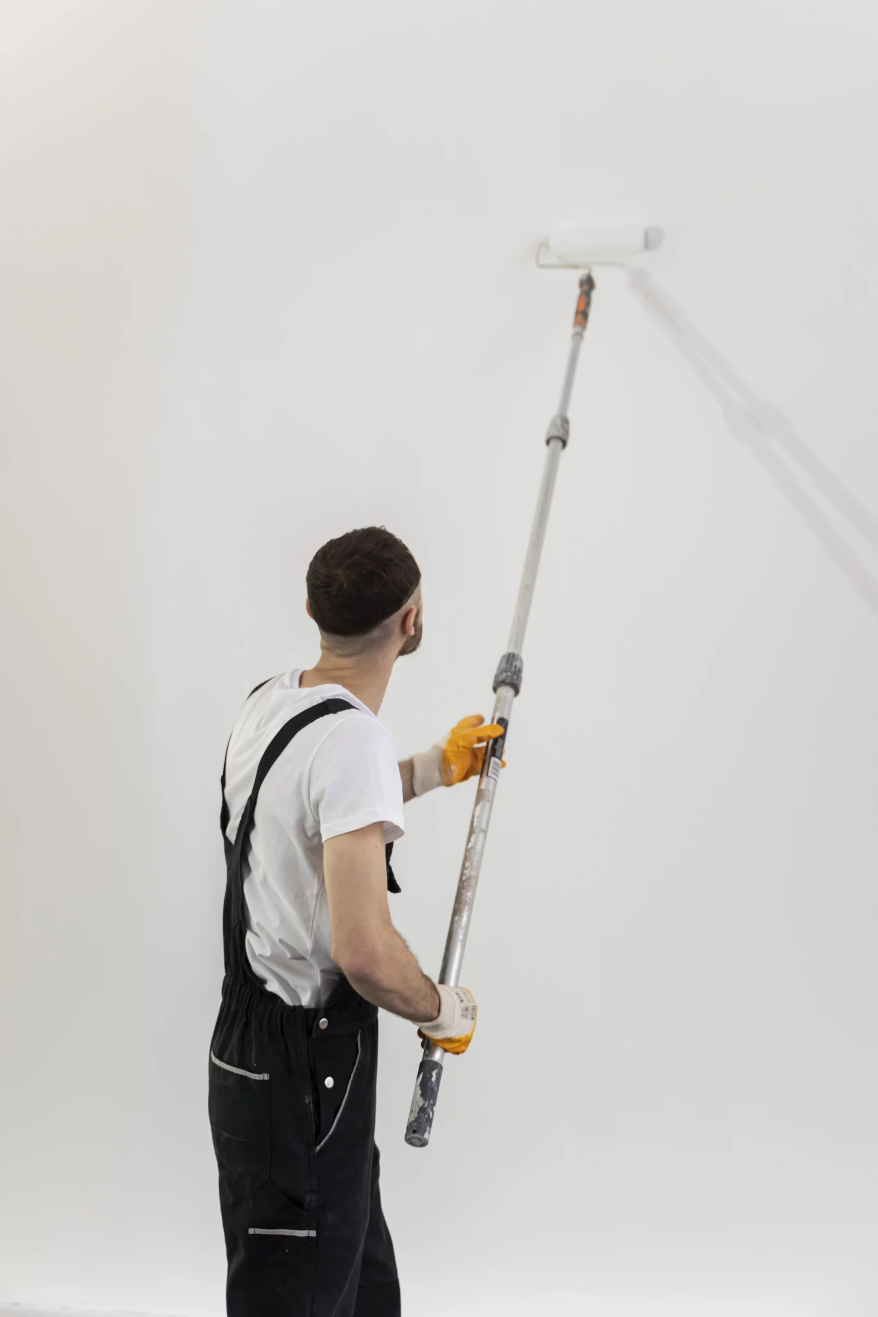 Peintre utilisant le logiciel de pointage chantier btp